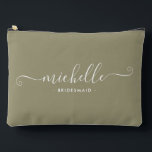 Minimal Eukalyptus Green Personalisiert Bridesmaid Zubehörtasche<br><div class="desc">Mit unserem schicken Minimalistischen Eukalyptus Green Personalisiert Bridesmaid Accessoires Pouch, einem stilvollen und vielseitigen Geschenk, das Ihre Brautmädchen in Eleganz feiern soll. Dieses Accessoire ist der Inbegriff des modernen Chic, perfekt für jeden Anlass, von Bräunungsvorschlägen bis zu Brautpartys. Dieses schlichte Design besticht durch eine Eukalyptus-grüne Farbe, die raffiniert wirkt. Seine...</div>