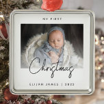 Minimal Foto Baby's First Christmas Gray Script Ornament Aus Metall<br><div class="desc">Feiern Sie mit diesem modernen minimalistischen Foto-Sake-Ornament das erste Weihnachtsfest des Babys. Der kohlegraue Text lautet "Mein erstes Weihnachten", mit dem Wort "Weihnachten" in trendiger Handschrift. Ersetzen Sie das Beispielbild einfach durch Ihr Lieblings-Foto, und fügen Sie den Namen des Babys und das unten stehende Jahr hinzu. Ein Bildschirm mit weißem...</div>