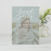 Minimal Foto Grad Party Moderne Kalligrafie Grün Einladung (Stehend Vorderseite)