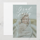 Minimal Foto Grad Party Moderne Kalligrafie Grün Einladung (Vorne/Hinten)