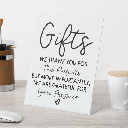 Minimal Geschenktisch für Hochzeitsszenario-Brautp Sockelschild (In SItu)