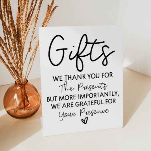 Minimal Geschenktisch für Hochzeitsszenario-Brautp Sockelschild