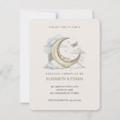 Minimal Gold Crescent Moon Swaddled Baby Shower Einladung (Vorderseite)