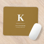 Minimal Gold Elegant Anspruchsvolles Luxe Monogram Mousepad<br><div class="desc">Ein minimalistisches vertikales Design in elegantem Stil mit einer goldenen Farbe und großen typografischen Initial-Monogramm. Der Text kann einfach für ein einzigartiges Design angepasst werden!</div>