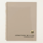 Minimal Gold Monogram Terminierungsbuch Planer<br><div class="desc">Minimal Moderne Luxus gebürstete Metallic Gold Monogram Medallion Name Custom Text Classic Block Typografie Solid Beige Hintergrund Termin Buchplaner</div>