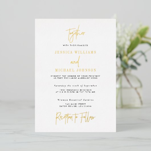Minimal Gold Typografy Wedding Folieneinladung (Stehend vorne)