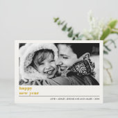 Minimal grafisch | Gold Happy New Year Foto Karte (Stehend Vorderseite)