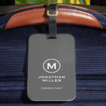 Minimal Gray Classic Typographic Monogram Gepäckanhänger<br><div class="desc">Berufliches vertikales Design im modernen Stil mit einem grau-weißen Monogramm Emblem mit großen klassischen Blocktypografie-Initialmonogramm mit Name und Titel unten. Der Text kann einfach mit den angegebenen Feldern angepasst werden.</div>