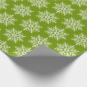 Minimal Grün weiße Weihnachtsschneeflocke Muster Geschenkpapier (Ecke)