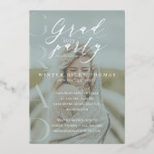 Minimal grünes Foto Grad Party Moderne Kalligraphi Folieneinladung (Vorderseite)