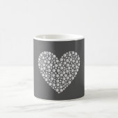 Minimal Heart Circles – White Gradient on Dark  Kaffeetasse (Mittel)