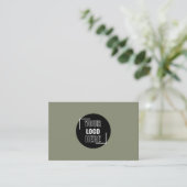 Minimal Ihr Logo hier Sage Green QR Code Visitenkarte (Stehend Vorderseite)