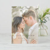 Minimal Just Engaged Photo Announcement Feiertagskarte (Stehend Vorderseite)