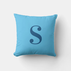 Minimal Light Blue mit Large Navy Blue Monogram Kissen