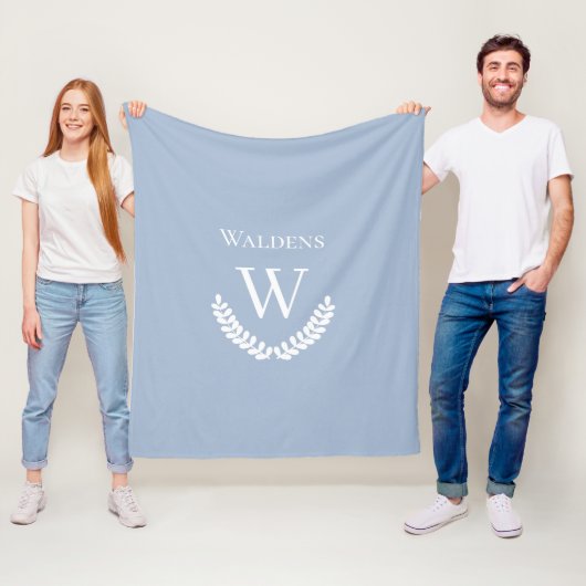 Minimal Light Steel Blue Monogram Fleece Blanket (Beispiel)