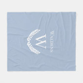 Minimal Light Steel Blue Monogram Fleece Blanket (Vorderseite (Horizontal))