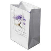 Minimal Lilac Watercolor Jacaranda Tree Wedding Mittlere Geschenktüte (Rückseite Schrägansicht)