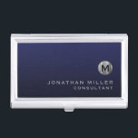 Minimal Luxury Navy Blue Silver Monogram Visitenkarten Dose<br><div class="desc">Minimalistisches Monogramm-Design mit gebürstetem Metallicsilber-Monogramm-Medaillon mit personalisiertem Namen und Titel oder Sondertext unten in klassischer Blocktypografie auf einem Gradientenhintergrund in marineblauen Farbtönen. Personalisieren Sie Ihre individuelle Verwendung.</div>