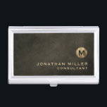 Minimal Luxus Black Gold Monogramm Visitenkarten Dose<br><div class="desc">Minimalistisches Monogramm-Design mit gebürstetem Metallic-Monogramm-Medaillon mit personalisiertem Namen und Titel oder Sondertext unten in klassischer Blocktypografie auf einem texturierten Hintergrund in Schwarz-Kastanienbraun. Personalisieren Sie Ihre individuelle Verwendung.</div>