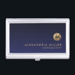 Minimal Luxus Gold Monogram Navy Blue Visitenkarten Dose<br><div class="desc">Minimalistisches Monogramm-Design mit gebürstetem Metallic-Monogramm-Medaillon mit personalisiertem Namen und Titel oder benutzerdefiniertem Text unten auf einem Gradientenhintergrund in marineblauen Farbtönen. Personalisieren Sie Ihre individuelle Verwendung.</div>