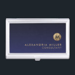 Minimal Luxus Gold Monogram Navy Blue Visitenkarten Dose<br><div class="desc">Minimalistisches Monogramm-Design mit gebürstetem Metallic-Monogramm-Medaillon mit personalisiertem Namen und Titel oder benutzerdefiniertem Text unten auf einem Gradientenhintergrund in marineblauen Farbtönen. Personalisieren Sie Ihre individuelle Verwendung.</div>