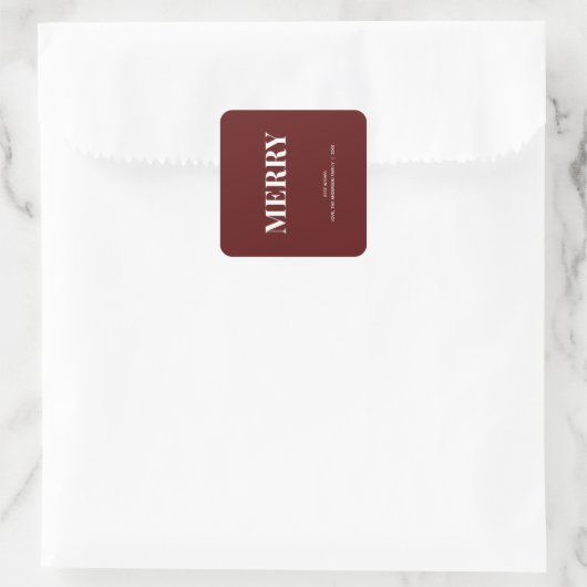 Minimal MERRY | Deep Red Holiday Quadratischer Aufkleber (Tasche)