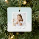 Minimal Minze Green Ombre & Snowflake zwei Foto Keramikornament<br><div class="desc">Dekorieren Sie Ihren Weihnachtsbaum mit unserem speziellen Keepake minimale Minzgrün Ober & Schneeflocken zwei Foto Keramik Ornamente. Das Design zeichnet sich durch ein gepflegtes und modernes Foto-Design auf beiden Seiten aus,  mit blassgrünem Ober und fallendem Snowflake-Design. Personalisieren Sie die Vorder- und Rückseite mit Ihren speziellen Fotos und Namen.</div>