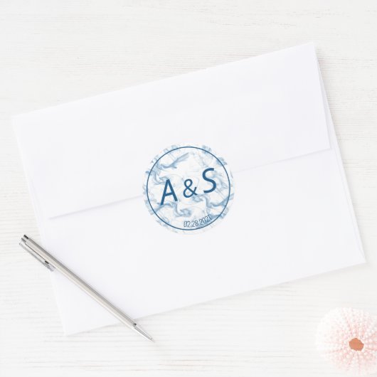 Minimal Misty Blue Smoke Initials Date Wedding Runder Aufkleber (Umschlag)