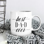 Minimal Modern Best Vater je Script Vatertag Kaffeetasse<br><div class="desc">Spaß personalisiert für den besten Vater aller Zeiten. Das Design zeichnet sich durch ein modernes und elegantes Typografie-Design "bester Papa aller Zeiten" aus und ist mit dem Jahr des Vaters personalisiert. Das Geschenk für Ihren besonderen Vater zum Vatertag oder zum Geburtstag Ihres Vaters. Entwurf des Moodthology Papers</div>