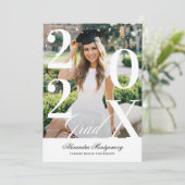 Minimal Modern Bold Graduation Year Photo Party Einladung (Stehend Vorderseite)
