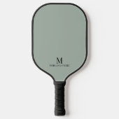 Minimal modern Custom Monogram Name Sage Green Pickleball Schläger (Vorderseite)