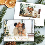 Minimal Modern Gold Script 2 Foto Frohe Weihnachte Feiertagskarte<br><div class="desc">Minimalistisch Elegant Modernes Gold Script 2 Foto Frohe Weihnachts Script Holiday Card. Dieses festliche, minimalistische, einfache, skurrile zwei (2) Foto Urlaub Grußkarte Vorlage zeigt "Frohe Weihnachten" Grußtext in einem handgeschriebenen whimsical Wirblen Swash-Schwanz-Schriftart Kalligraphie Skript Gold Farbe Foto Overlay. Auf der Rückseite mit Ihrer Grußbotschaft mit einem kleinen Herzstück und einer...</div>