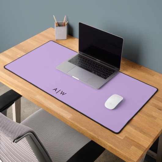 Minimal Modern Lavender Monogram Initials Office Schreibtischunterlage (Büro 2)