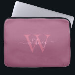 Minimal Modern rosa Monogram Name & Initial Laptopschutzhülle<br><div class="desc">Ein rosa Monogramm-Design mit einem minimalen,  modernen,  kursiven Monogramm.</div>