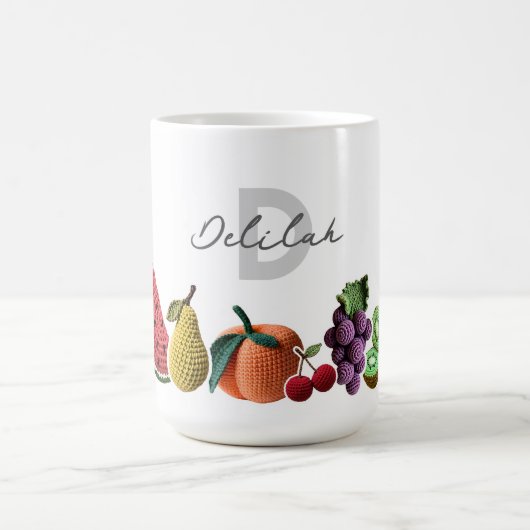 Minimal moderne Crochet Fruit Collage Monogram Kaffeetasse (Mittel)