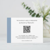 Minimal moderne Elegant Dusty Blue QR Code Hochzei RSVP Karte (Stehend Vorderseite)