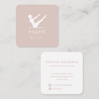 Minimal moderne Powder Pink weibliche Logo Pilates Quadratische Visitenkarte