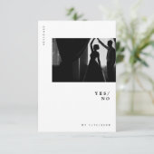 Minimal Moderne schicke Typografie Foto Hochzeit RSVP Karte (Stehend Vorderseite)