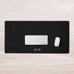 Minimal moderne Schwarz-Monogramm-Initial-Office Schreibtischunterlage<br><div class="desc">Erstellen Sie für Ihr Büro eine eigene,  individuelle Schreibtischmatte mit minimalistischem Design und modernen personalisierten Monogramm-Initialen.</div>