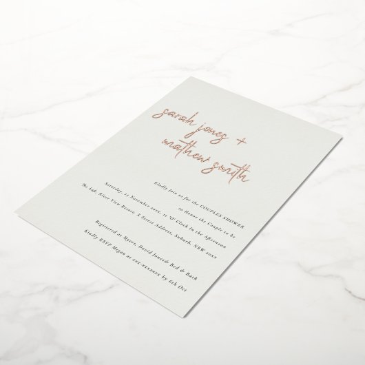 Minimal moderne Schwarz-weiß Script Couples Dusche Folieneinladung (Gedreht)