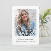 Minimal Moderne Schwarz-weiße Foto Graduierungspar Einladung (Stehend Vorderseite)