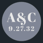 Minimal moderne Soft Gray Blue Lavender Typografie Runder Aufkleber<br><div class="desc">Elemente: saubere und einfache Typografie, lustige und funky Serif- und Script-Schriftart. Farben: grau, blau, Lavendel, grau-blau, grau-Lavendel. Themen: modern, minimalistisch, sauber, einfach, skandinavisch, trendy, jung, lustig, funky, ausgefeilt. Sammlung: Minimal moderne Soft Gray Blue Lavender Typografie Wedding Collection. Art des Produkts: Anfangsaufkleber</div>