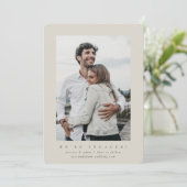 Minimal Moderne Verlobung Ankündigung Foto-Karte (Stehend Vorderseite)