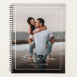 Minimal modernes Frame Wedding Planer 2 Foto<br><div class="desc">Dieses einfache,  stilvolle Hochzeitsplaner-Notebook verfügt über Fotovorlagen sowohl auf der Vorderseite als auch auf der Rückseite. Elegantes Skript liest,  "Hochzeitsplaner" in Weiß über ein dunkles Foto-Overlay,  und Vorlagen für Namen und Hochzeitstag sind inbegriffen.</div>