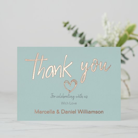 Minimal Modernes Herz und Skript Hochzeit Folieneinladung (Stehend vorne)