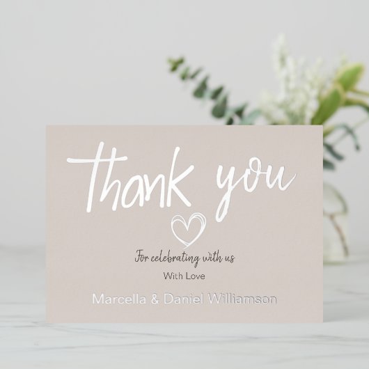 Minimal Modernes Herz und Skript Hochzeit Folieneinladung (Stehend vorne)