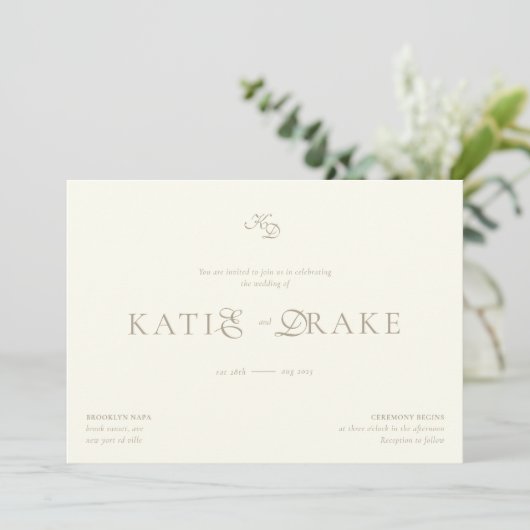 Minimal Monogram Cream Ivory Script Wedding Einladung (Stehend Vorderseite)