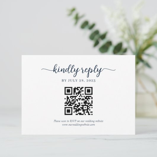 Minimal Navy Blue Floral Monogram QR Code Hochzeit RSVP Karte (Stehend Vorderseite)
