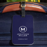 Minimal Navy Classic Typografic Monogram Gepäckanhänger<br><div class="desc">Ein berufliches vertikales Design im modernen Stil mit einem marineblau-weißen Monogramm Emblem mit einem großen klassischen Blocktypografie-Initialmonogramm mit Name und Titel unten. Der Text kann einfach mit den angegebenen Feldern angepasst werden.</div>