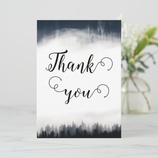 Minimal neblig Fichtenwald Naturhochzeit Dankeskarte (Stehend Vorderseite)